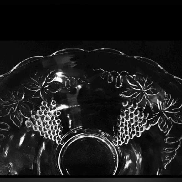 EVC 1960’s Anchor Hocking Grape Design Punch Bowl Set 10 cups 13 hooks 2 ladles - Picture 5 of 7